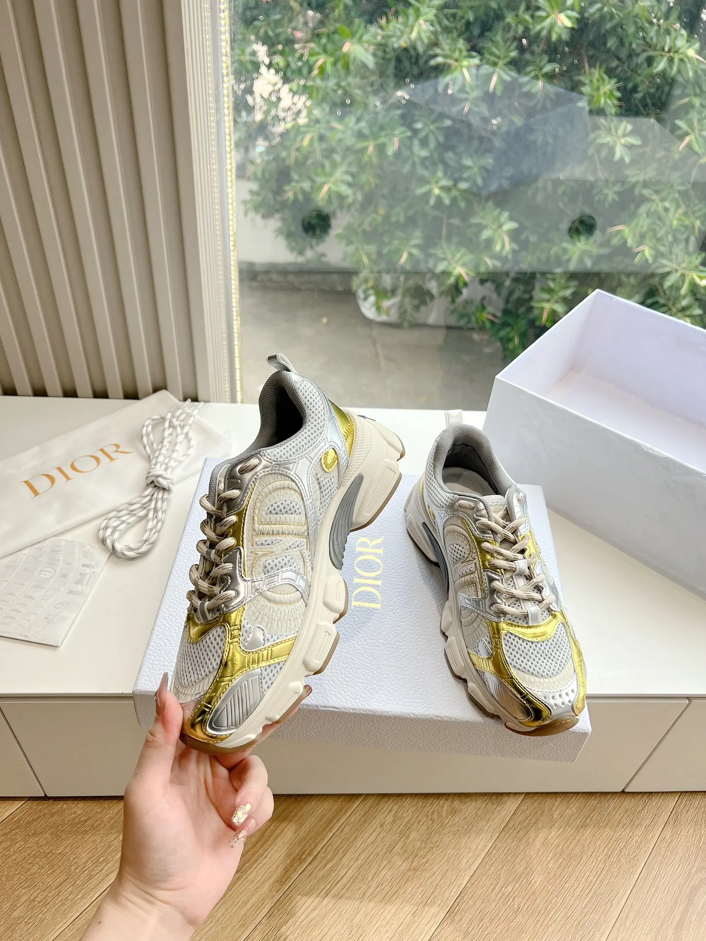 👟👟Ex-factory price 640👟👟 (Top version) Dior Chrono series sports shoes Purchased and developed in Taikoo Hui for RMB 18,200. This Dior chrono sports shoe continues the timeless silhouette and is carefully made of mesh, so it will be particularly comfortable on the feet. It is decorated with CD special craftsmanship logo to enhance the style. The lightweight style is matched with the "Christian Dior" logo thin sole, suitable for all seasons, and can be matched with all kinds of casual looks to add a finishing touch. Classic and super durable. Upper: cowhide stitching. Original molded outsole. Size: 35-41. Full set of counter synchronized gift box 💝 packaging